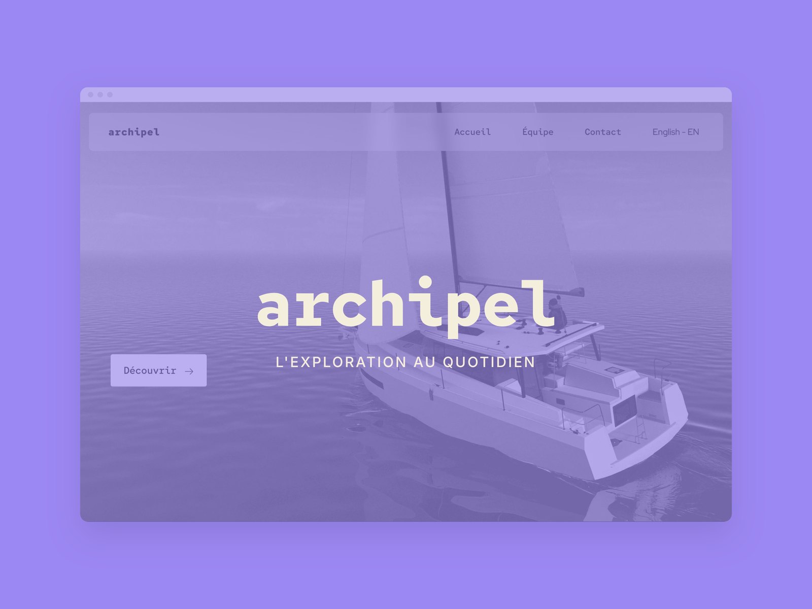 Le logo archipel et sa signature « L'exploration au quotidien » sur un aplat violet pastel, devant le site du voilier.