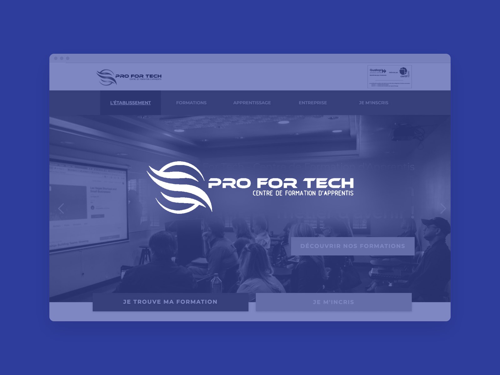 Le logo Pro For Tech en blanc sur un aplat bleu, devant le site du centre de formation.