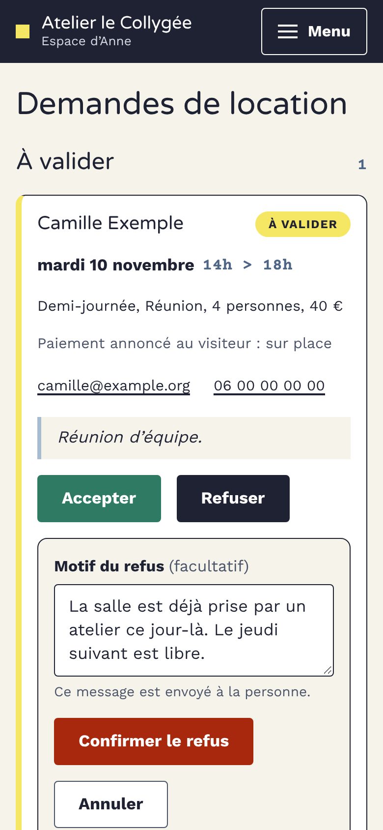 Une demande de location fictive (mardi 10 novembre, 14h à 18h, réunion, 4 personnes)&nbsp;: le bouton Refuser a ouvert le champ «&nbsp;Motif du refus&nbsp;», rempli, avec le bouton Confirmer le refus.